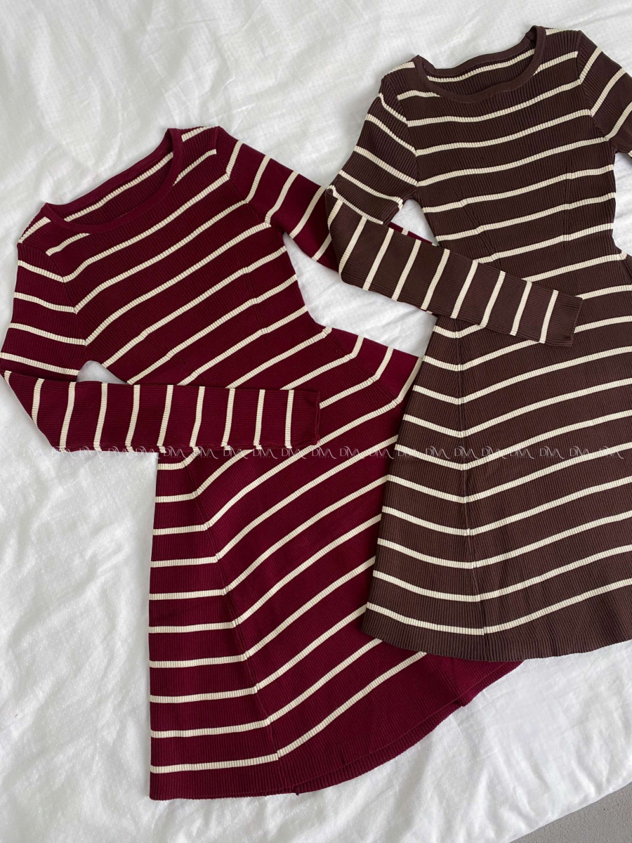 Úpletové pruhované šaty čokoládové A 118