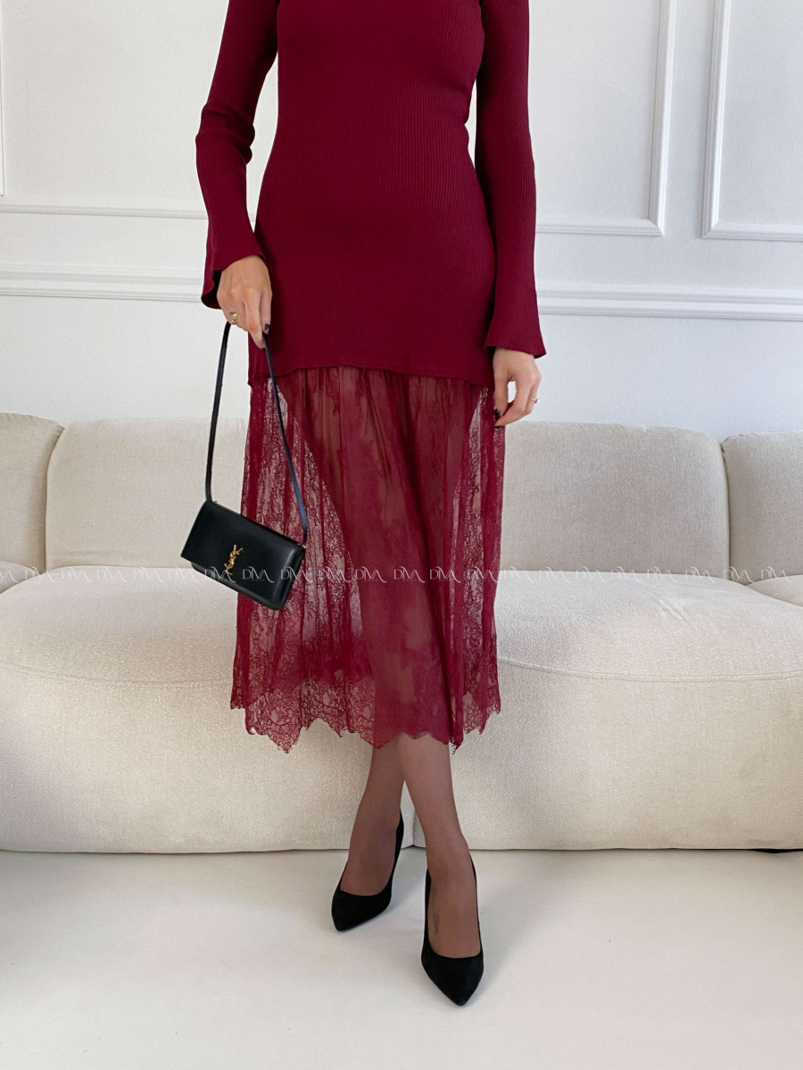 Úpletové maxi šaty s krajkovanou sukňou burgundy A 119