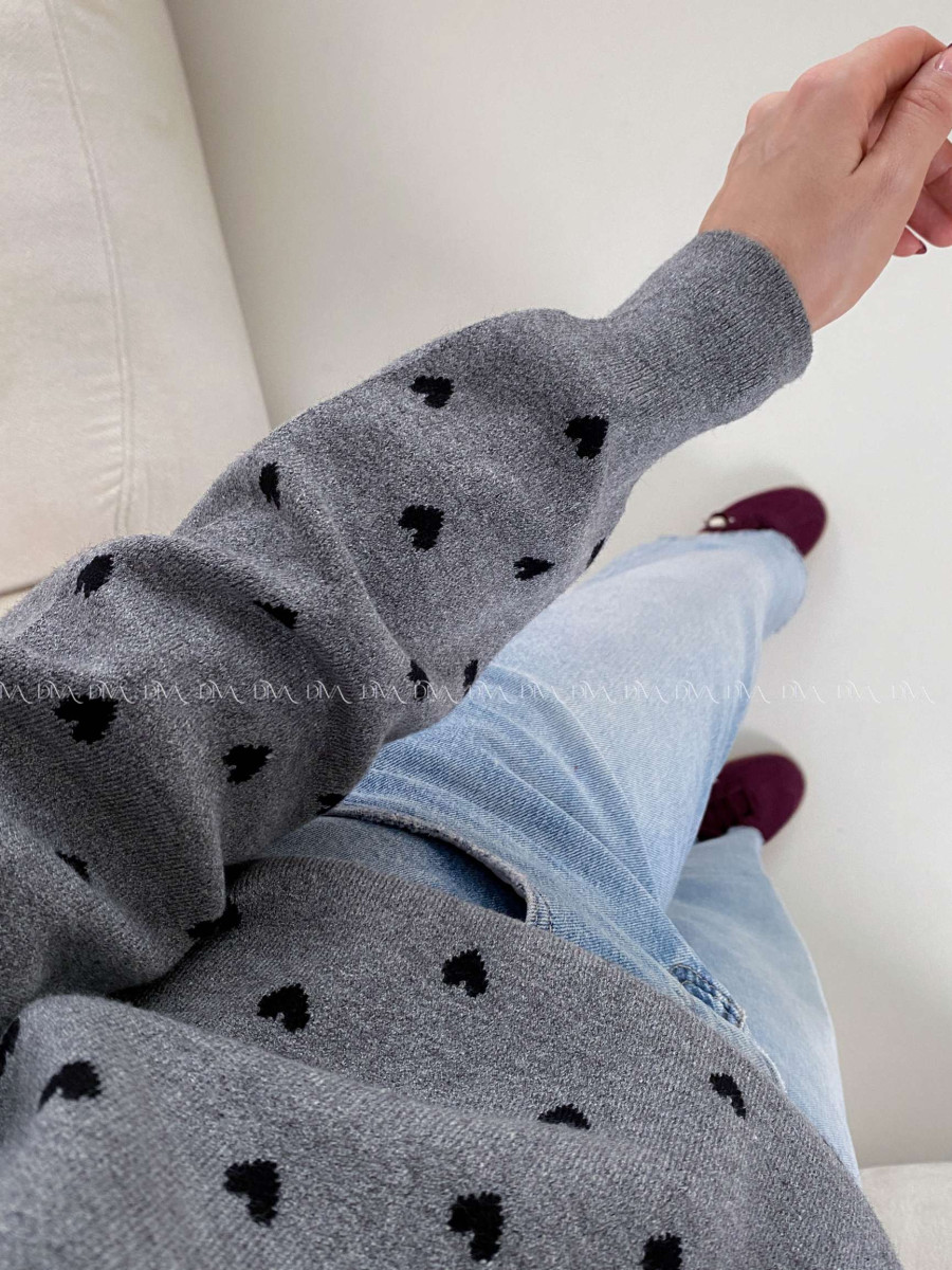 Sveter so srdiečkami sivý A 142