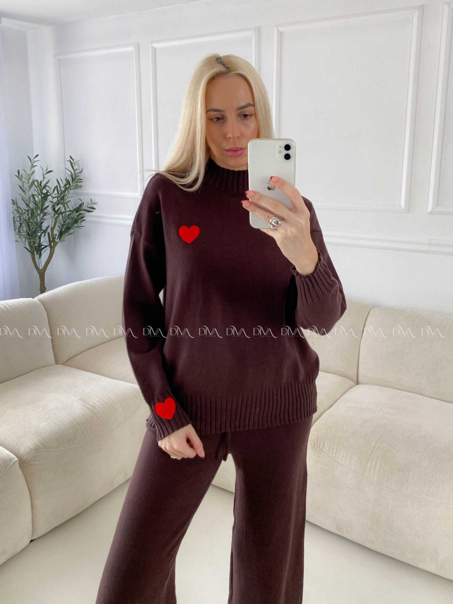 Úpletový komplet so srdiečkami sveter + nohavice čokoládový A 154