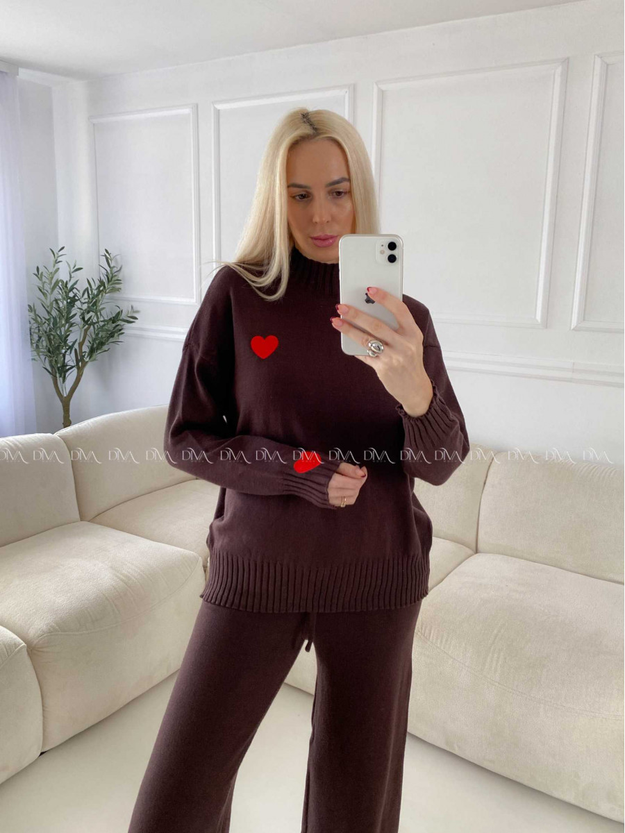 Úpletový komplet so srdiečkami sveter + nohavice čokoládový A 154