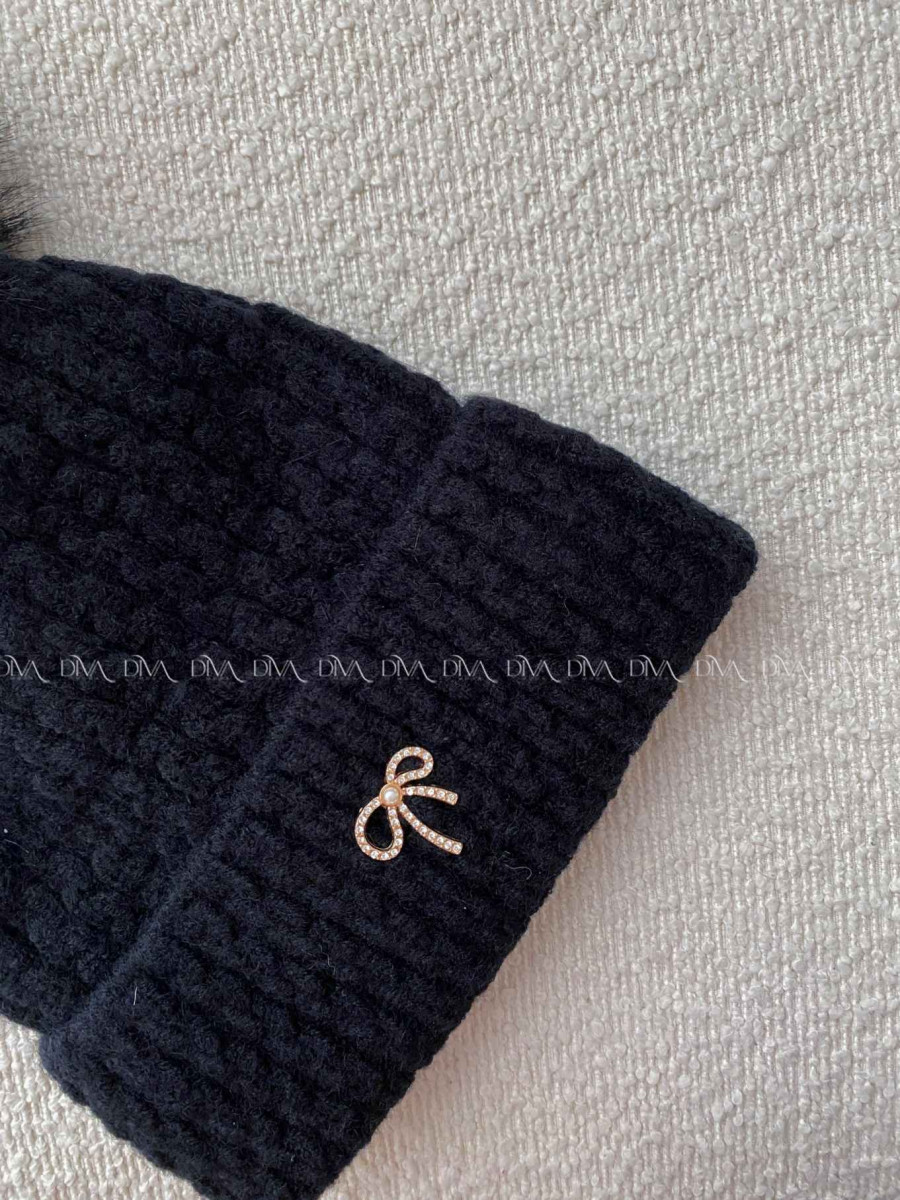 Pletená čiapka s mašličkou a brmbolcom čierna