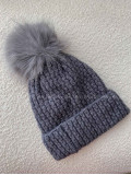 Pletená čiapka s mašličkou a brmbolcom šedá