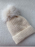 Pletená čiapka s mašličkou a brmbolcom vanilkovo-béžová