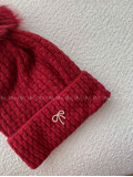 Pletená čiapka s mašličkou a brmbolcom červená