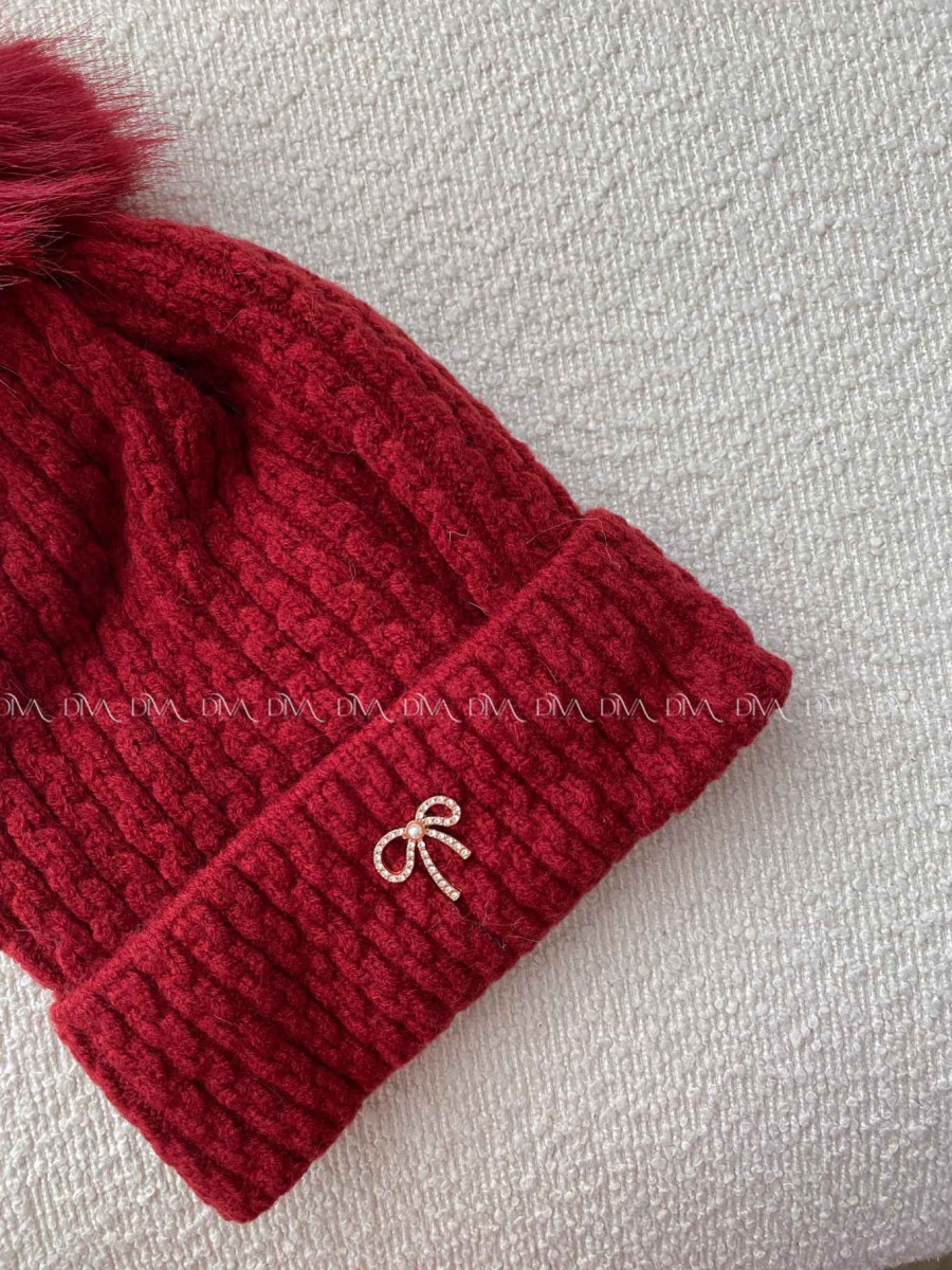 Pletená čiapka s mašličkou a brmbolcom červená