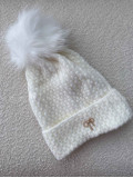 Pletená čiapka s mašličkou a brmbolcom biela 