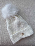 Pletená čiapka s mašličkou a brmbolcom biela 