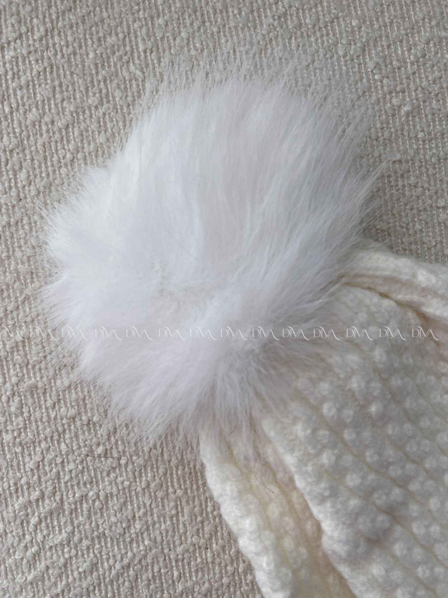 Pletená čiapka s mašličkou a brmbolcom biela 