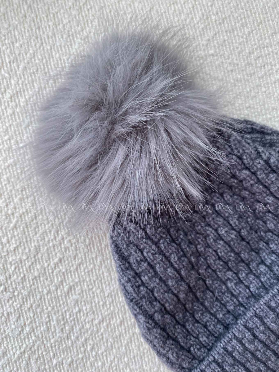 Pletená čiapka s brmbolcom šedá B 11