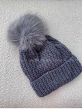Pletená čiapka s brmbolcom šedá B 11