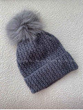 Pletená čiapka s brmbolcom šedá B 11
