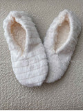 Kožušinové huňaté papučky biele 