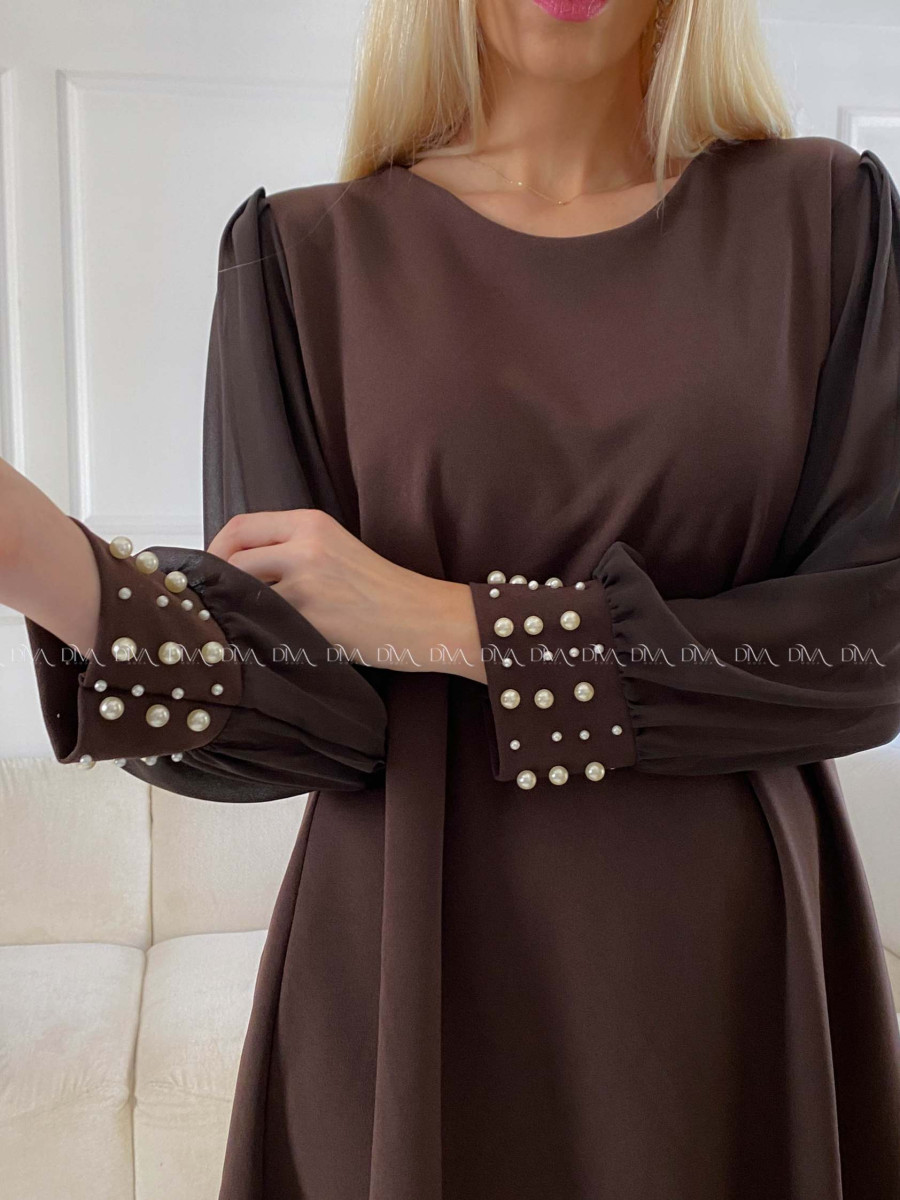Šaty s perličkami na rukávoch hnedé A 186