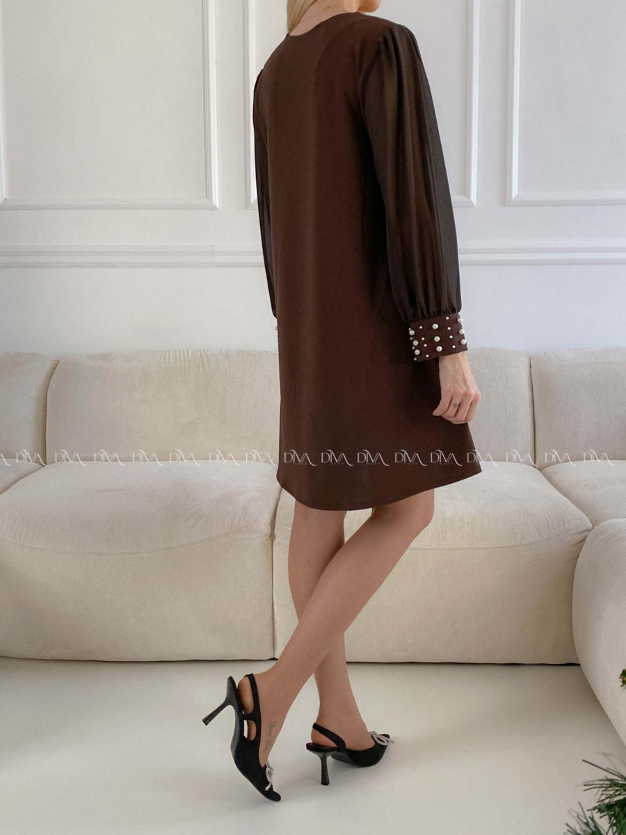 Šaty s perličkami na rukávoch hnedé A 186