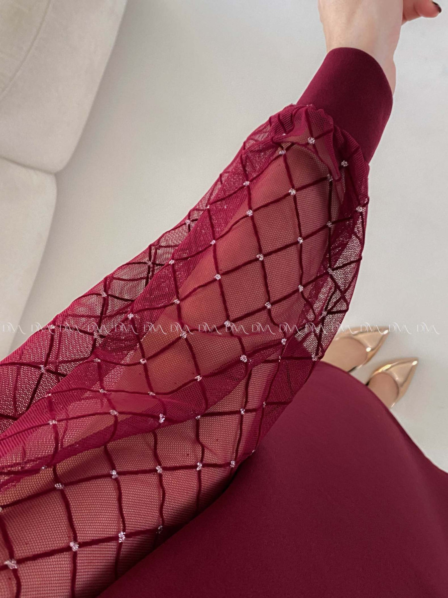 Šaty so sieťovanými rukávmi a trblietkami burgundy A 185