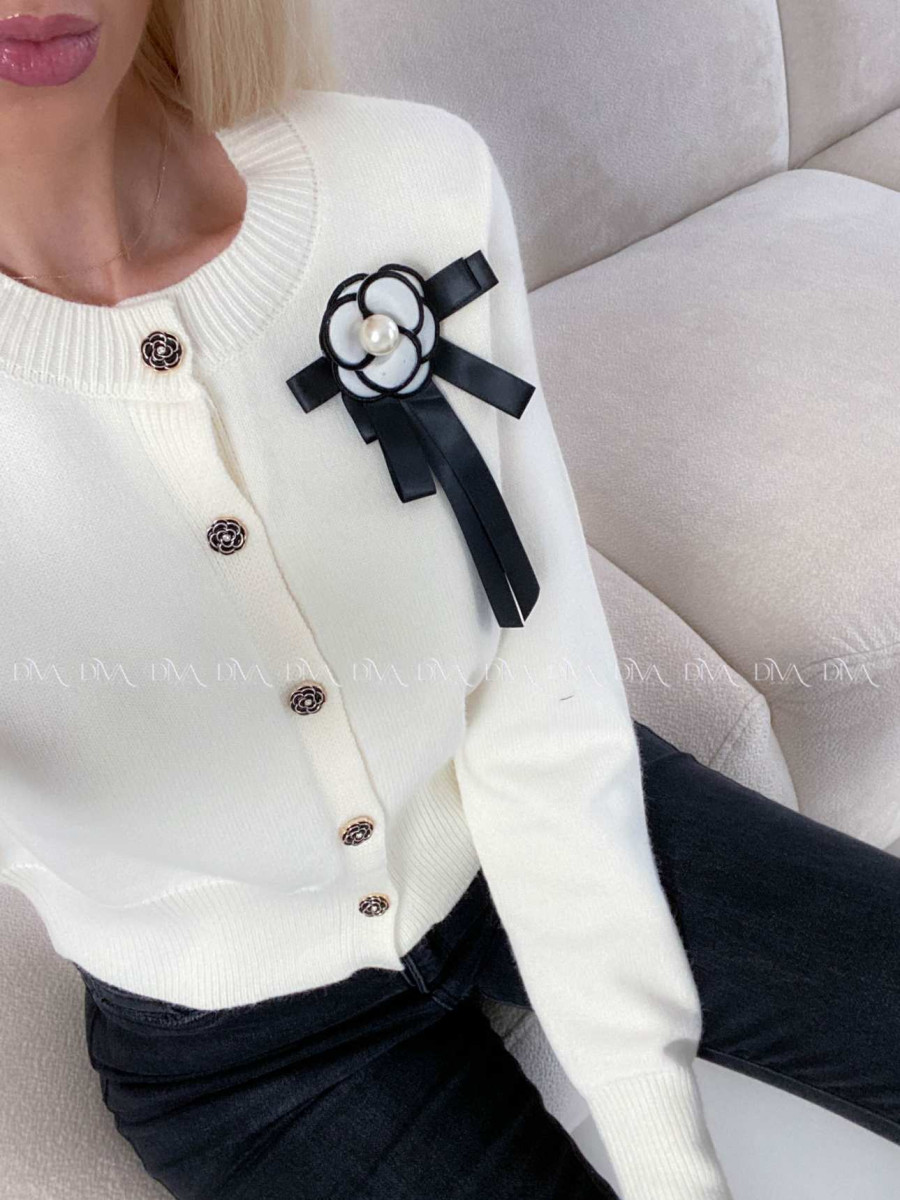 Sveter na gombíky s brošňou ecru A 190