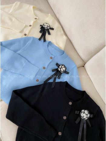 Sveter na gombíky s brošňou ecru A 190