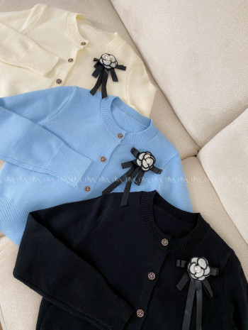 Sveter na gombíky s brošňou ecru A 190