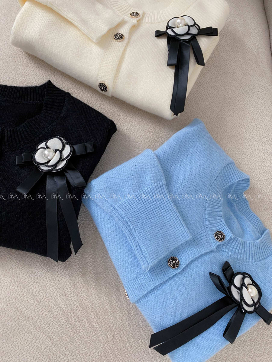 Sveter na gombíky s brošňou ecru A 190