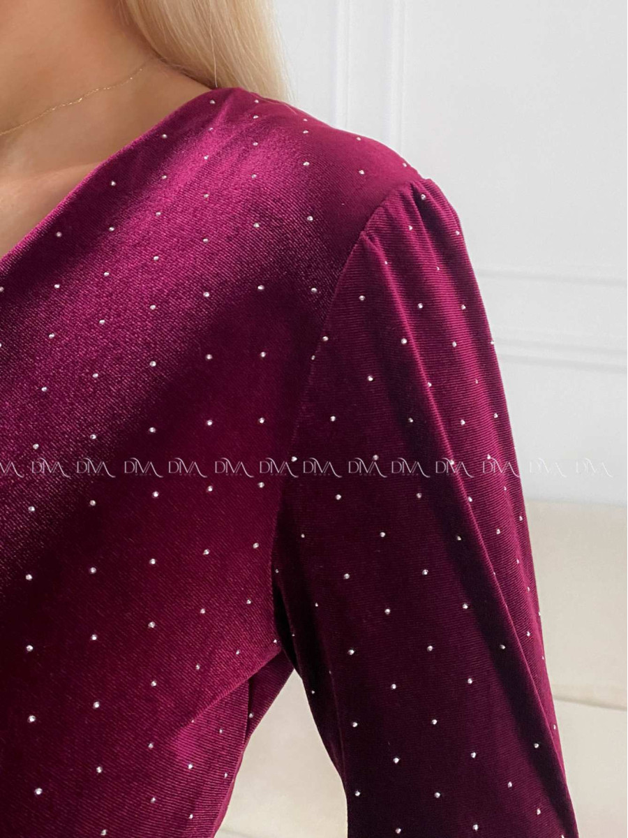 Zamatové šaty s kamienkami burgundy A 202