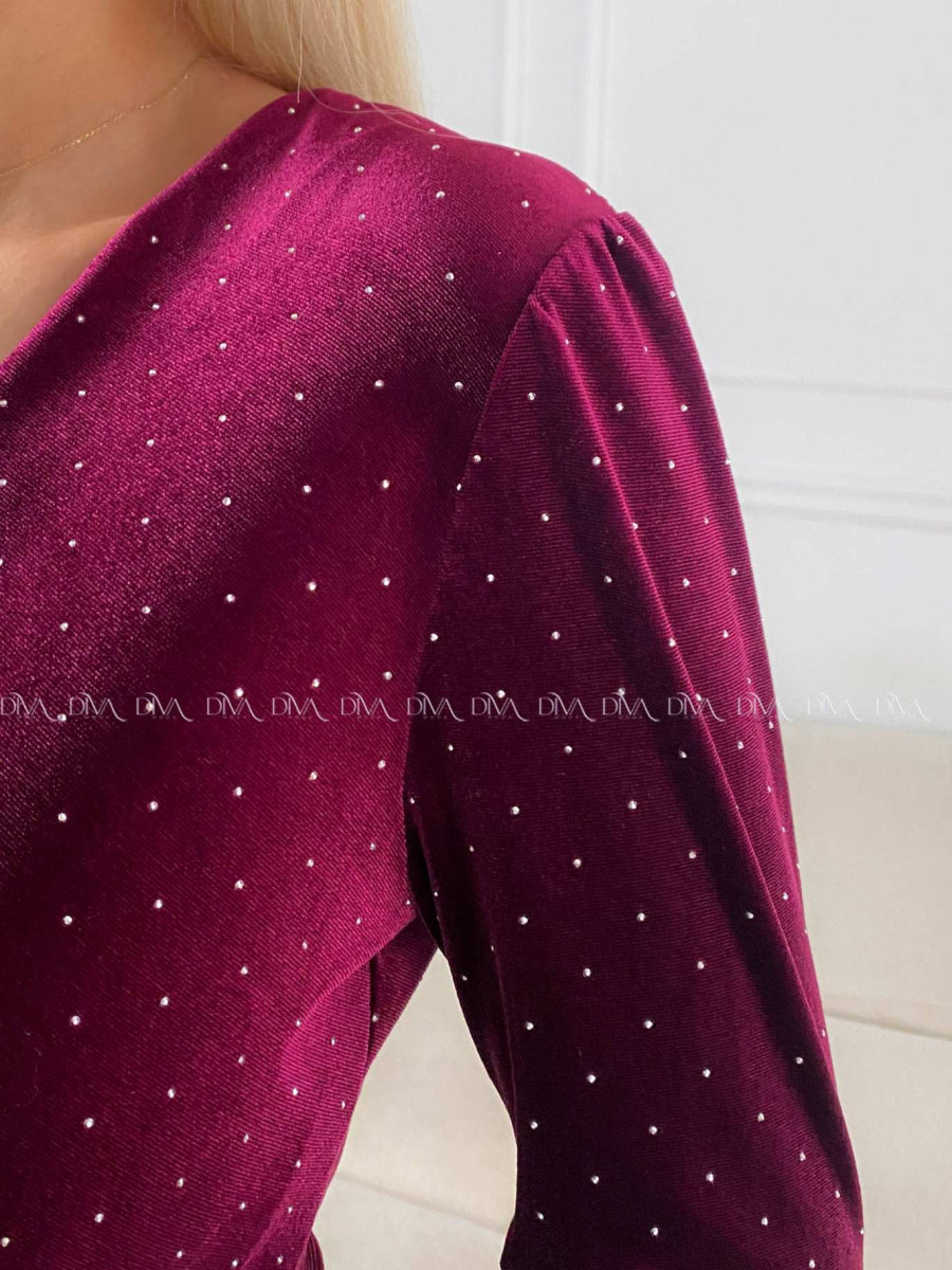 Zamatové šaty s kamienkami burgundy A 202