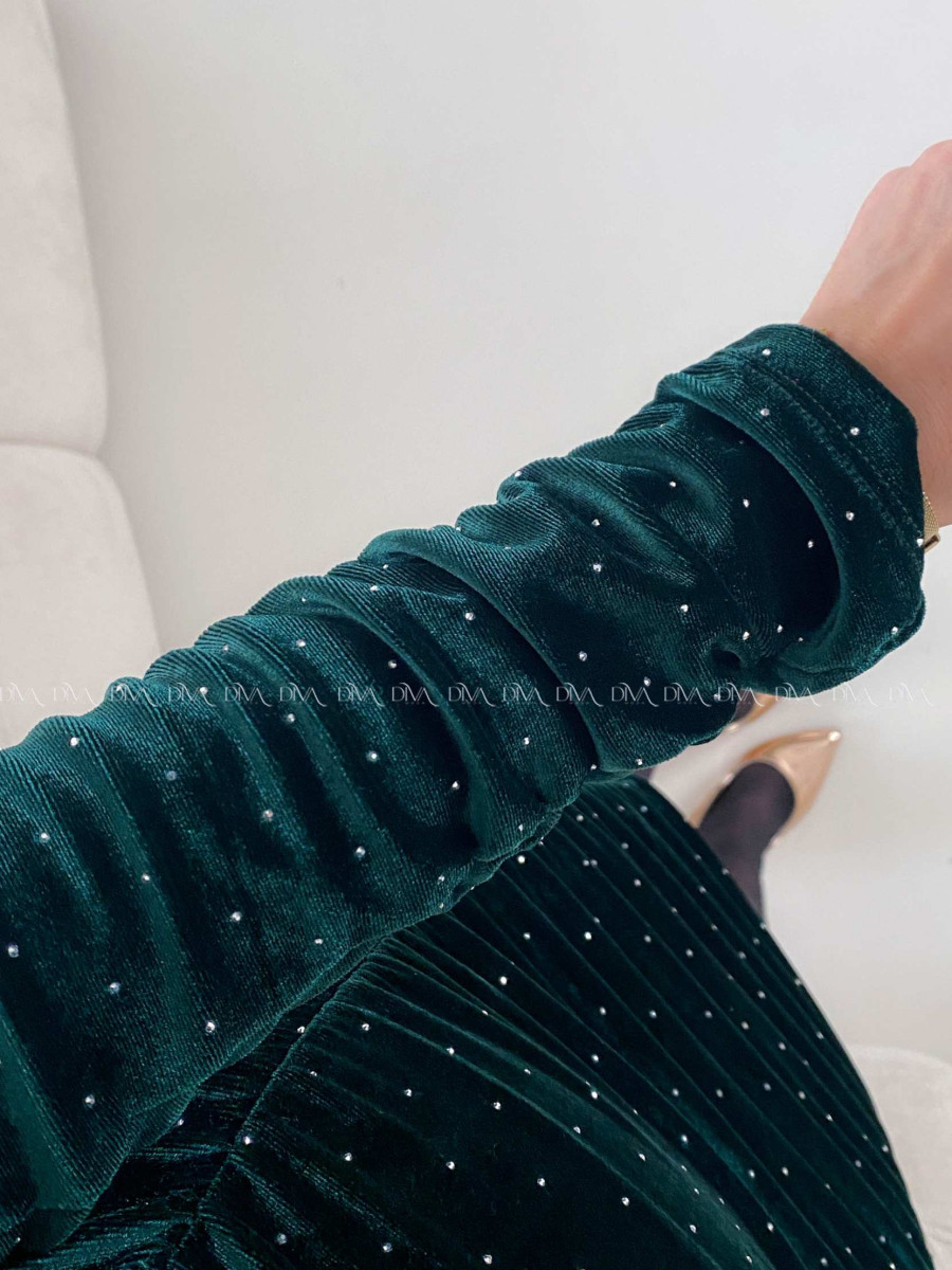 Zamatové šaty s kamienkami zelené A 202
