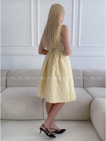 Elegantné midi šaty s 3D kvetmi žlté A 212