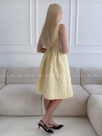 Elegantné midi šaty s 3D kvetmi žlté A 212