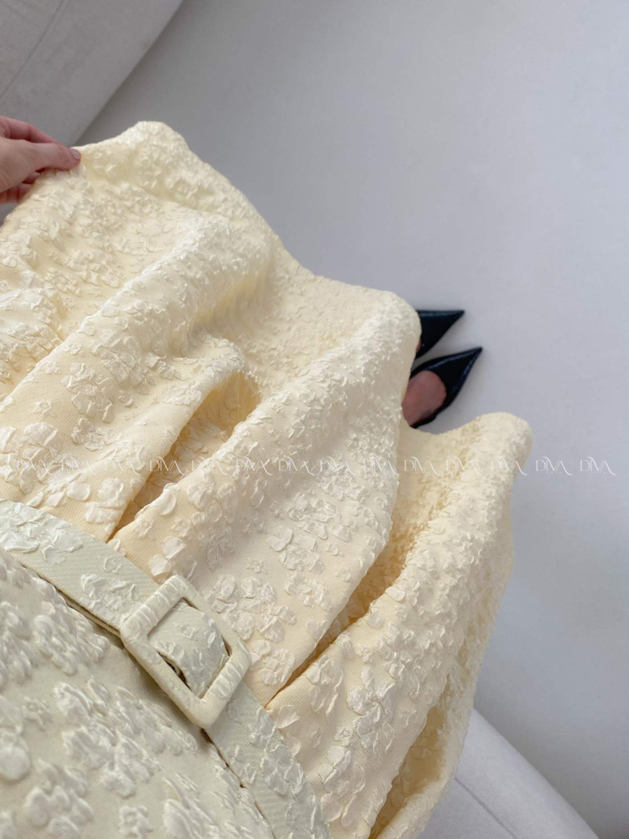 Elegantné midi šaty s 3D kvetmi žlté A 212