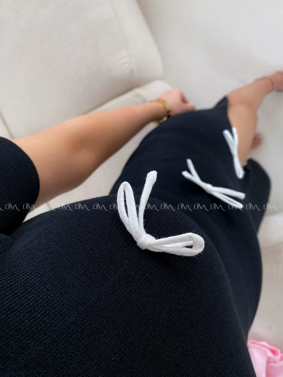 Úpletové midi šaty s 3D mašličkami čierne A 231