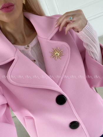 Krátky prechodný kabát s brošňou ružový AB 12