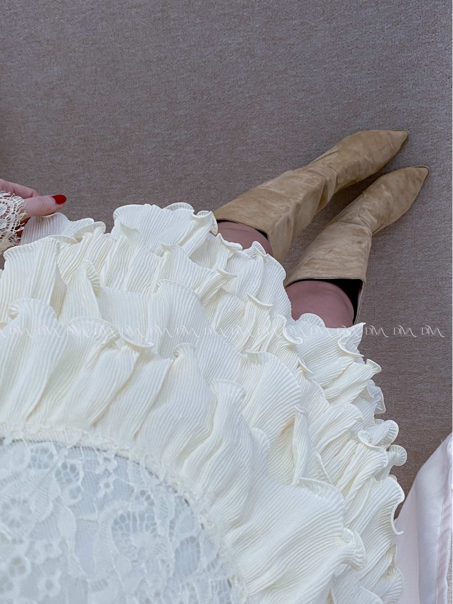 Krajkované elegantné šaty s volánovou sukňou vanilkové AB 50