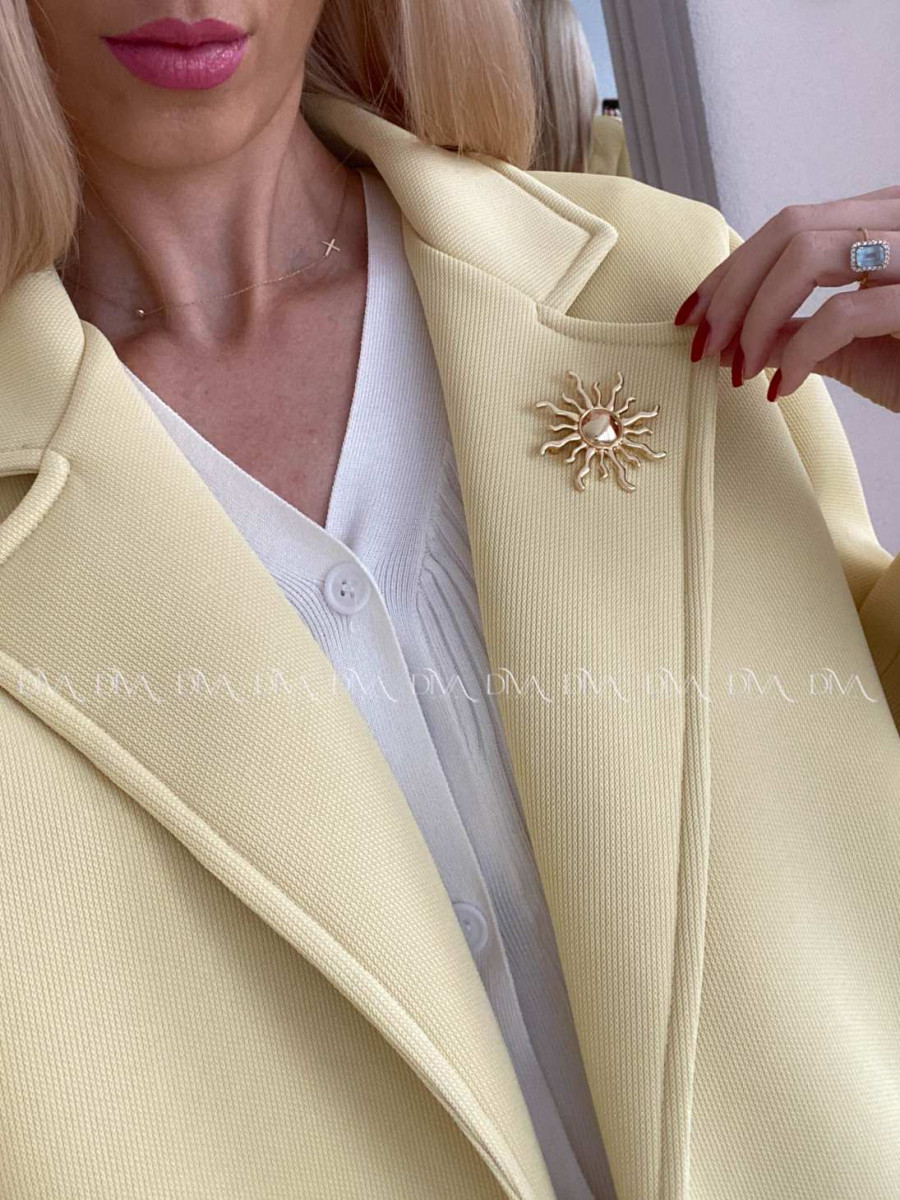 Midi prechodný kabát s brošňou banánový AB 59