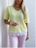 Svetríkový top s krátkym rukávom a krajkou citrónový AB 63