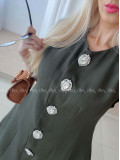 Elegantné khaki šaty so zdobenými gombíkmi AB 85