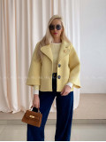 Krátky prechodný kabát s brošňou limetkový AB 12