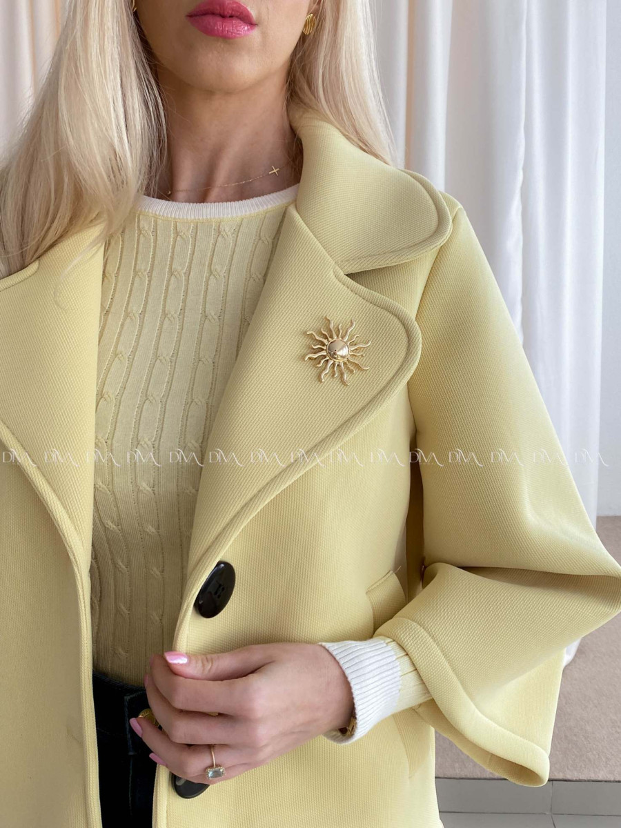 Krátky prechodný kabát s brošňou limetkový AB 12