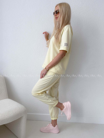 Pohodlný komplet s nášivkou butter yellow AB 128