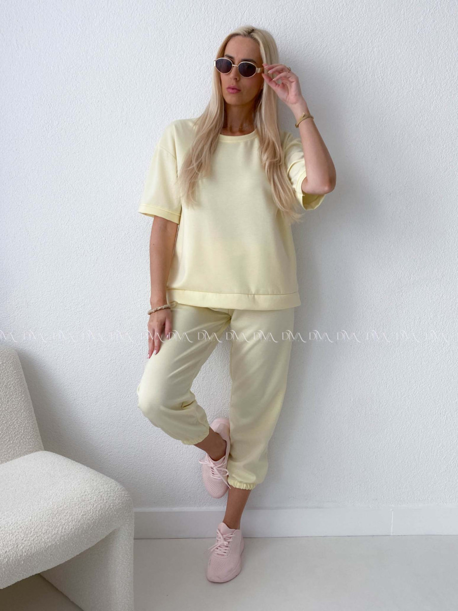 Pohodlný komplet s nášivkou butter yellow AB 128