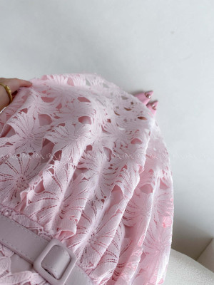 Elegantné krajkované šaty na ramienka Poppy ružové AB 130