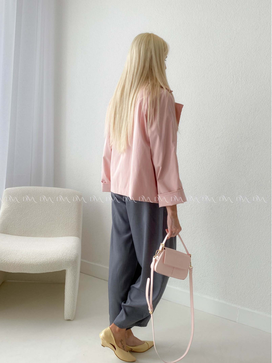 Skrátený trench coat pudrovo ružový AB 136