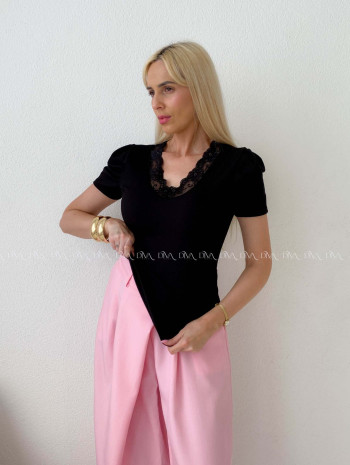 Rebrovaný top s krajkovaným detailom čierny AB 202