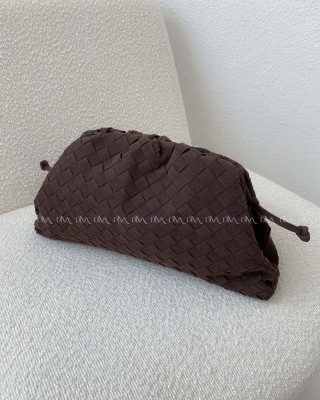 Prepletaná pouch kabelka s remienkom čokoládová