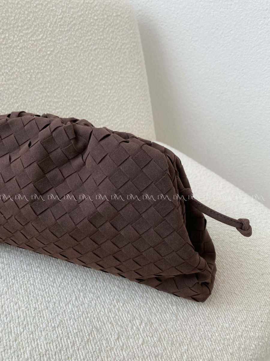 Prepletaná pouch kabelka s remienkom čokoládová