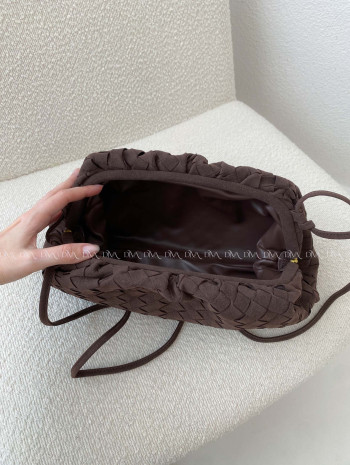 Prepletaná pouch kabelka s remienkom čokoládová