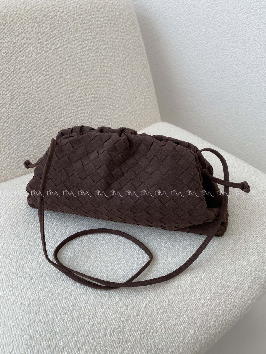 Prepletaná pouch kabelka s remienkom čokoládová