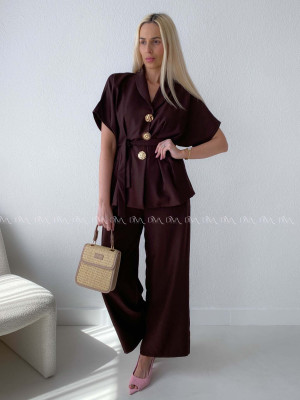 Elegantný komplet so zdobenými gombíkmi čokoládový AB 187