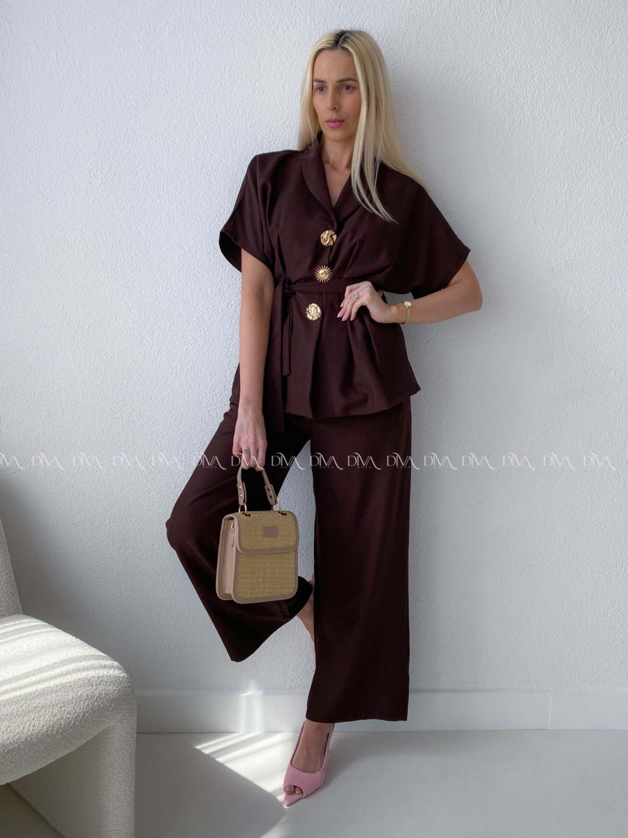 Elegantný  komplet so zdobenými gombíkmi čokoládový AB 187