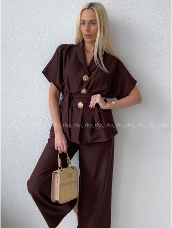 Elegantný  komplet so zdobenými gombíkmi čokoládový AB 187